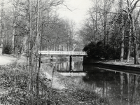 500424 Gezicht op de brug over de Kromme Rijn, nabij het landhuis Nieuw Amelisweerd (Koningslaan 1) te Bunnik.